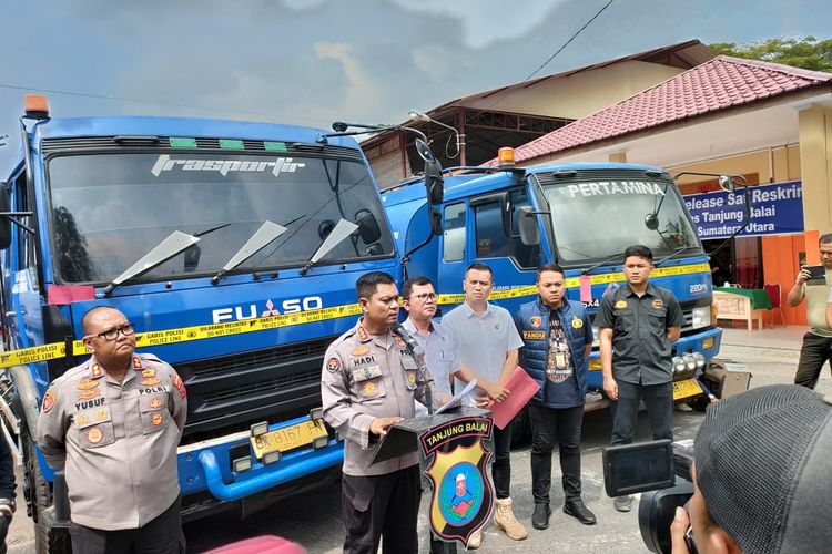 Polisi saat memaparkan pengungkapan dugaan penyaluran 71 ton penyaluran BBM Ilegal jenis solar di Tanjung Balai, Rabu (9/8/2023)