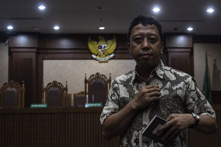 Terdakwa kasus suap jual beli jabatan di lingkungan Kementerian Agama Romahurmuziy meninggalkan ruangan seusai menjalani sidang vonis di Pengadilan Tipikor Jakarta Pusat, Jakarta, Senin (20/1/2020). Mantan Ketua Umum PPP itu divonis pidana penjara selama dua tahun dan denda Rp100 juta subsider tiga bulan kurungan
ANTARA FOTO/Sigid Kurniawan/nz.