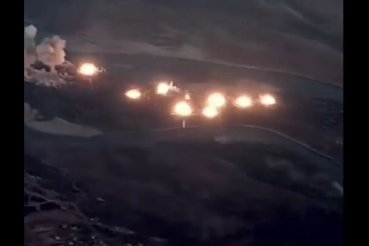 Video pendek yang dirilis Komando Pusat Angkatan Udara Amerika Serikat (US AFCENT) di Twitter memperlihatkan ledakan di sebuah pulau Irak. AS menjatuhkan 36 ton bom setelah pulau itu disebut berisi anggota ISIS.