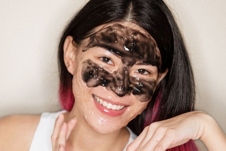 Ilustrasi perempuan menggunakan masker jelly yang viral di TikTok