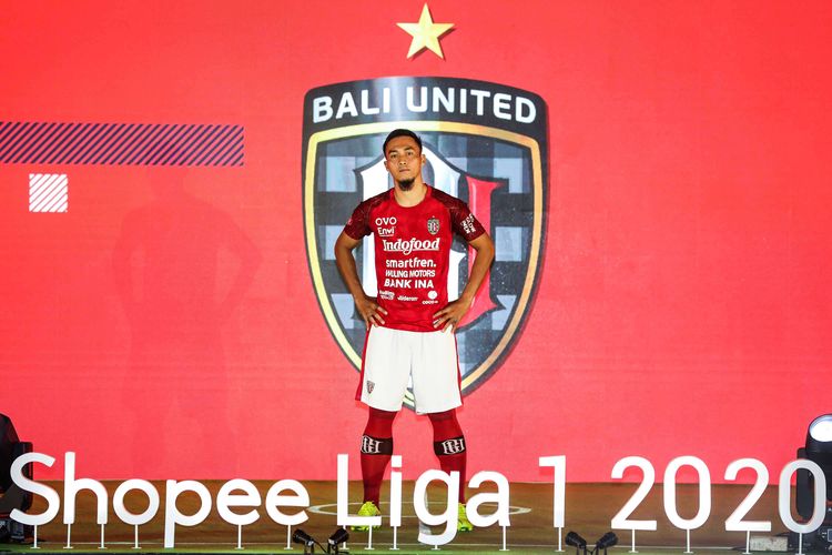 Pemain perwakilan pesepak bola dari klub Bali United saat parade jersey dalam acara press conference dan launching Shopee Liga 1 2020, Senin (24/2/2020). Kompetisi sepak bola Liga 1 musim 2020 akan diikuti 18 klub di Indonesia yang berlangsung dari 29 Februari hingga 1 November 2020, dan akan dibuka dengan laga Persebaya Surabaya vs Persik Kediri di Stadion Gelora Bung Tomo, Sabtu (29/2/2020).