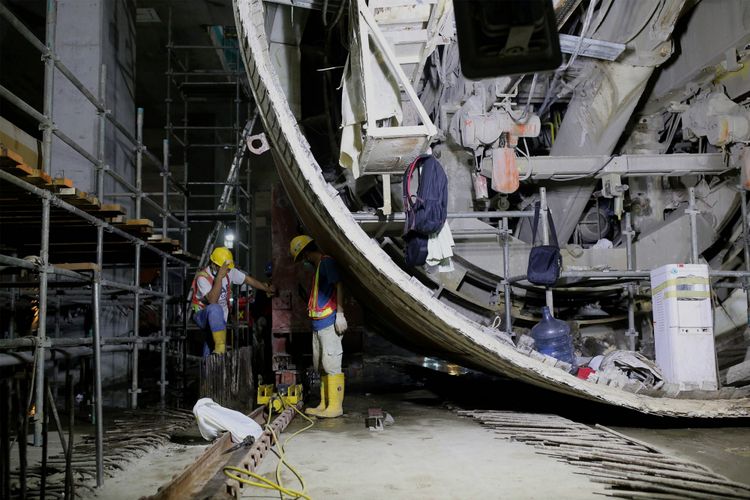 Aktivitas pekerja menyelesaikan pengerjaan proyek pengeboran terowongan untuk angkutan massal cepat (Mass Rapid Transit/MRT) di kawasan Stasiun Bendungan Hilir, Jakarta Pusat, Kamis (3/11/2016). Pengerjaan proyek MRT fase pertama ini diperkirakan rampung pada tahun 2018.