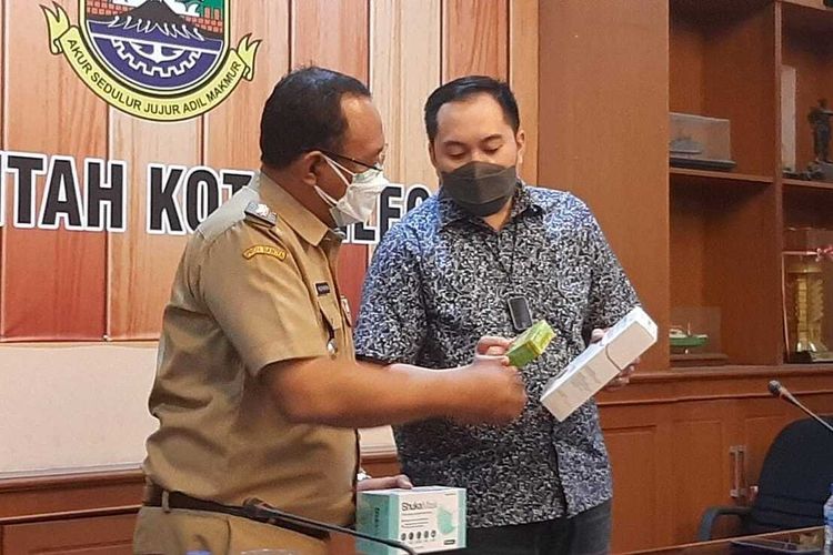 Wali Kota Cilegon Heldy Agustian saat menerima bantuan obat herbal dan masker dari Marketing Manajer PT Herba Utama Frendy F Racham.