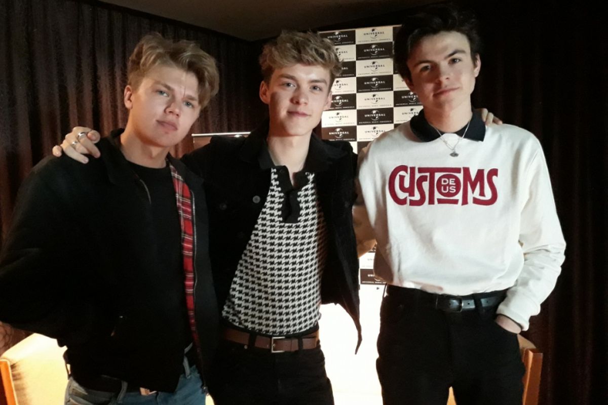 Para personel New Hope Club terdiri dari George Smith (kiri), Reece Bibby (tengah), dan Blake Rochardson (kanan) usai berbincang dengan Kompas.com di Hotel Mandarin Oriental, Jakarta Pusat, Selasa (9/10/2018).