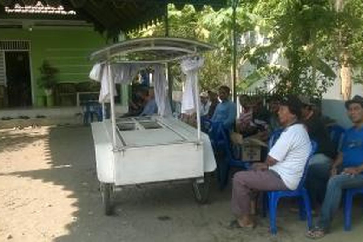 Suasana rumah duka tempat jenazah Misye Arsita disemayamkan, di Desa Maron, Kecamatan Banyakan, Kabupaten Kediri, Jawa  Timur, Kami (5/11/2015).