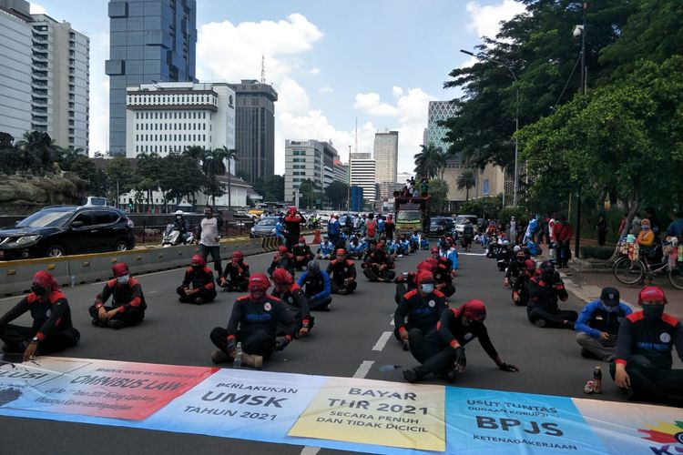 Aksi demonstrasi buruh di depan Gedung Mahkama Konstitusi pada Senin (12/4/2021) menyebabkan lalu lintas di sekitar Bundaran Patung Kuda menjadi tersendat.