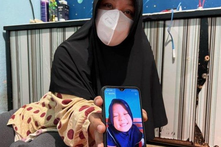 Soliha menunjukan foto almarhumah si bungsu Azqiara Anindita Nuha yang meninggal dunia akibat gagal ginjal akut, Jumat (21/10/2022). (TRIBUNJAKARTA.COM/DWI PUTRA KESUMA)
