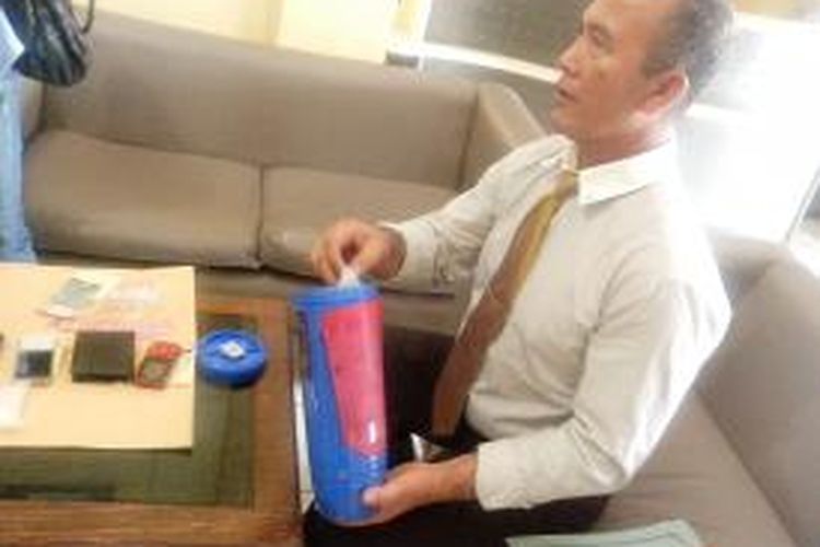 Kasat Reskoba Polres Nunukan AKP TM Panjaitan menunjukkan kemasan sabu sabu dari Malaysia seberat 250,6 gram yang disembunyikan dalam termos.
