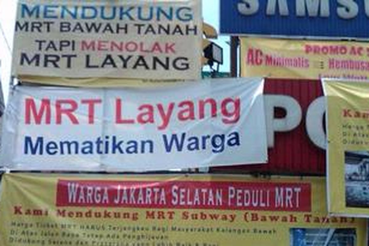 Sejumlah spanduk penolakan warga di Jalan Fatmawati, Jakarta Selatan yang menolak pembangunan jalur Mass Rapid Transit (MRT) layang. Warga yang tergabung dalam Masyarakat Peduli MRT lebih menginginkan pembangunan MRT bawah tanah