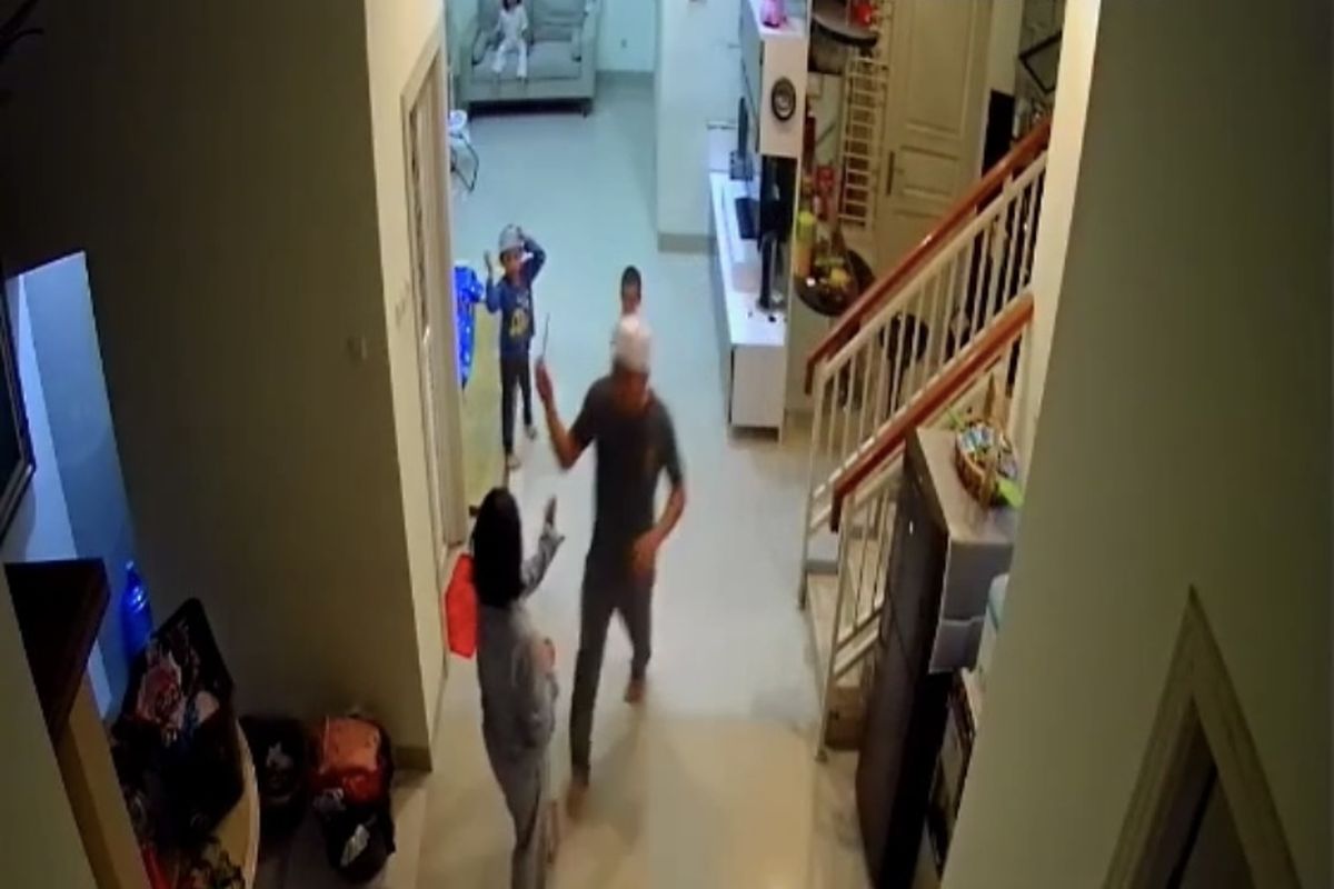 Bidikan layar rekaman video CCTV yang memperlihatkan oknum aparatur sipil negara (ASN) berinisial AC (42) yang diduga melakukan kekerasan dalam rumah tangga (KDRT) terhadap istrinya, YA (29) di rumahnya, di Jalan Raya Wibawa Mukti 2, Kelurahan Jatiasih, Kota Bekasi.
