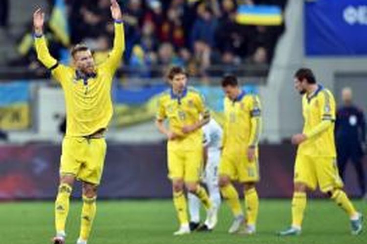 Pemain Ukraina Andriy Yarmolenko melakukan selebrasi usai membobol gawang Slovenia pada laga play-off Piala Eropa 2016 di L'viv Arena, Sabtu (14/11/2015).
