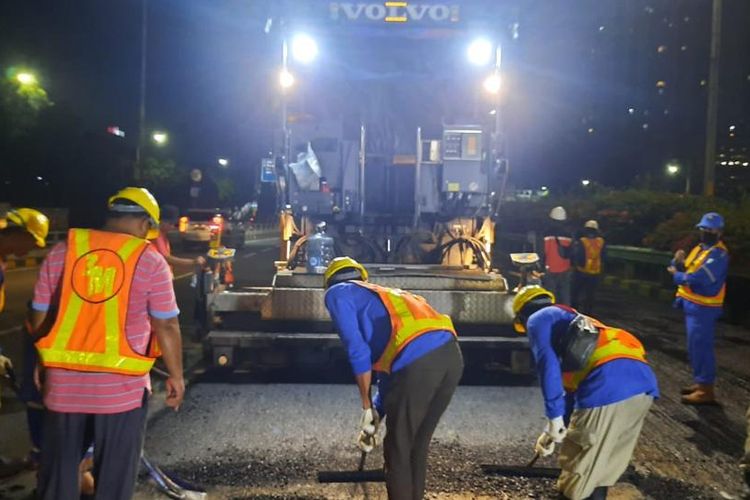 Pekerjaan jalan di ruas tol dalam kota dan prof dr Ir Soedijatmo 