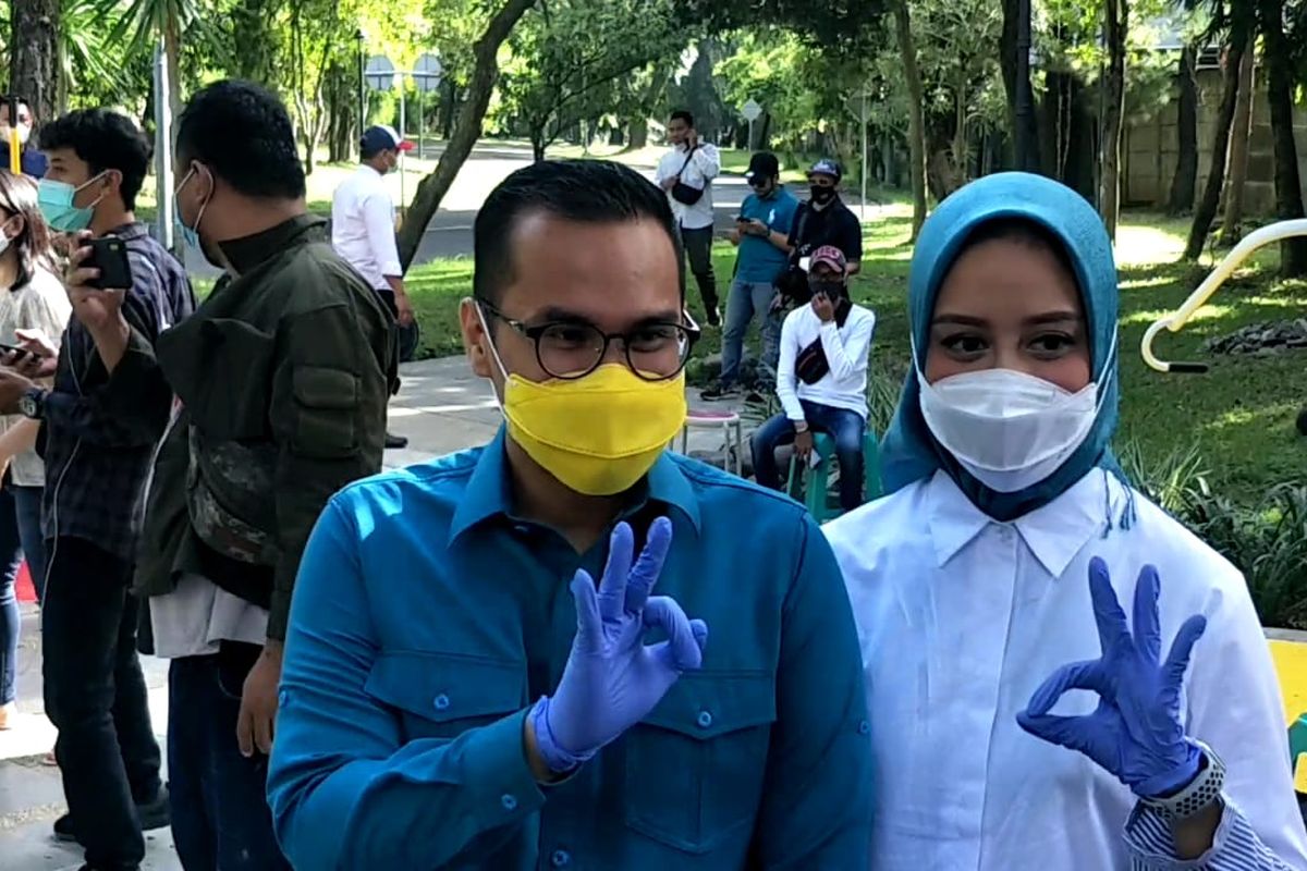 Pilar Saga Ichsan bersama sang istri Raden Roro Truetami Ajeng Soediutomo usai menggunakan hak suara pada Pilkada Tangerang Selatan, di TPS 24 Narada Alam Sutera, kelurahan Pakulonan, Serpong Utara, Rabu (9/12/2020).