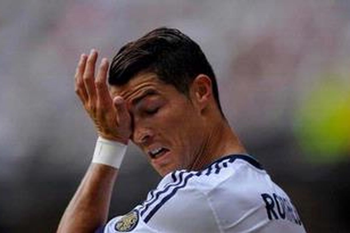 Bomber Real Madrid, Cristiano Ronaldo, bereaksi saat melawan Valencia dalam laga perdana Liga BBVA 2012/13 di Stadion Santiago Bernabeu, Madrid, Minggu (19/8/2012). 