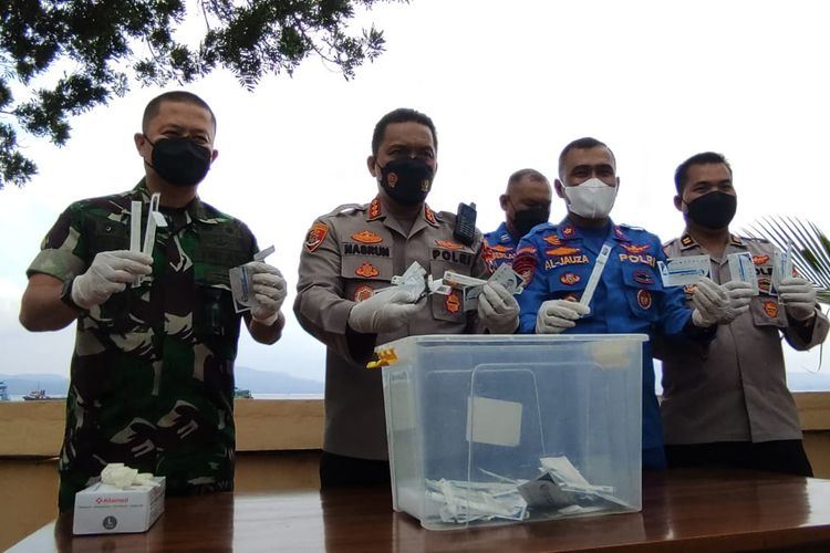 Kapolresta Banyuwangi Kombes Pol Nasrun Pasaribu bersama tim gabungan menunjukkan bungkus alat tes cepat antigen yang sempat terbuang di Selat Bali, dalam pers rilis di Markas Polair Banyuwangi, Selasa (1/2/2022).