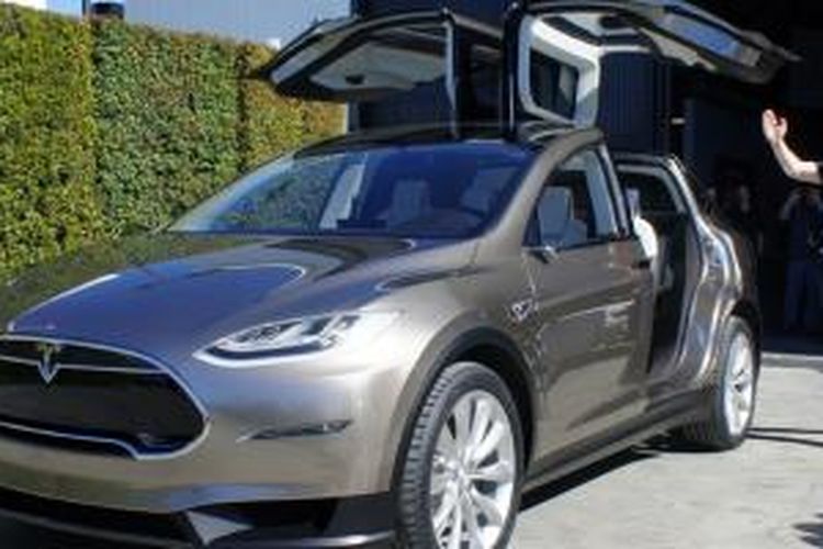 Bos Tesla, Elon Musk, sedang memperkenalkan SUV terbaru, Model X.