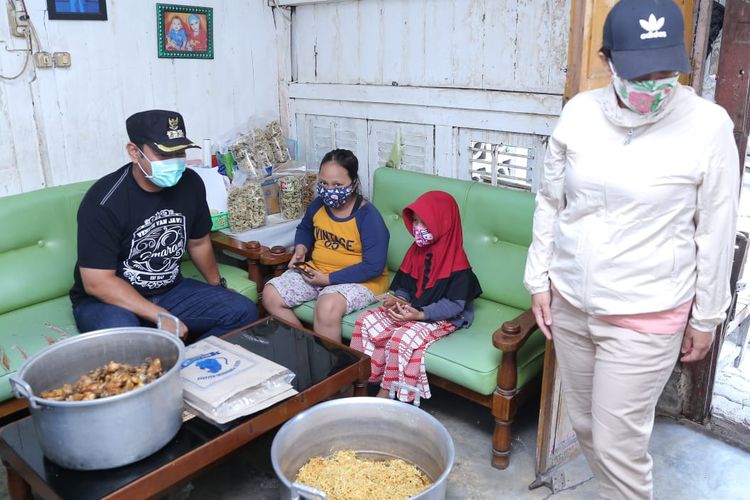 Wali kota Semarang, Hendrar Prihadi sedang mengunjungi Dapur Umum di Kelurahan Wonolopo, Mijen, Jumat (01/05/2020)