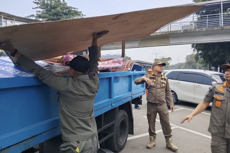 PKL Nekat Berjualan di Trotoar Kramat Jati, Petugas Angkut Barang Dagangan Satu Truk