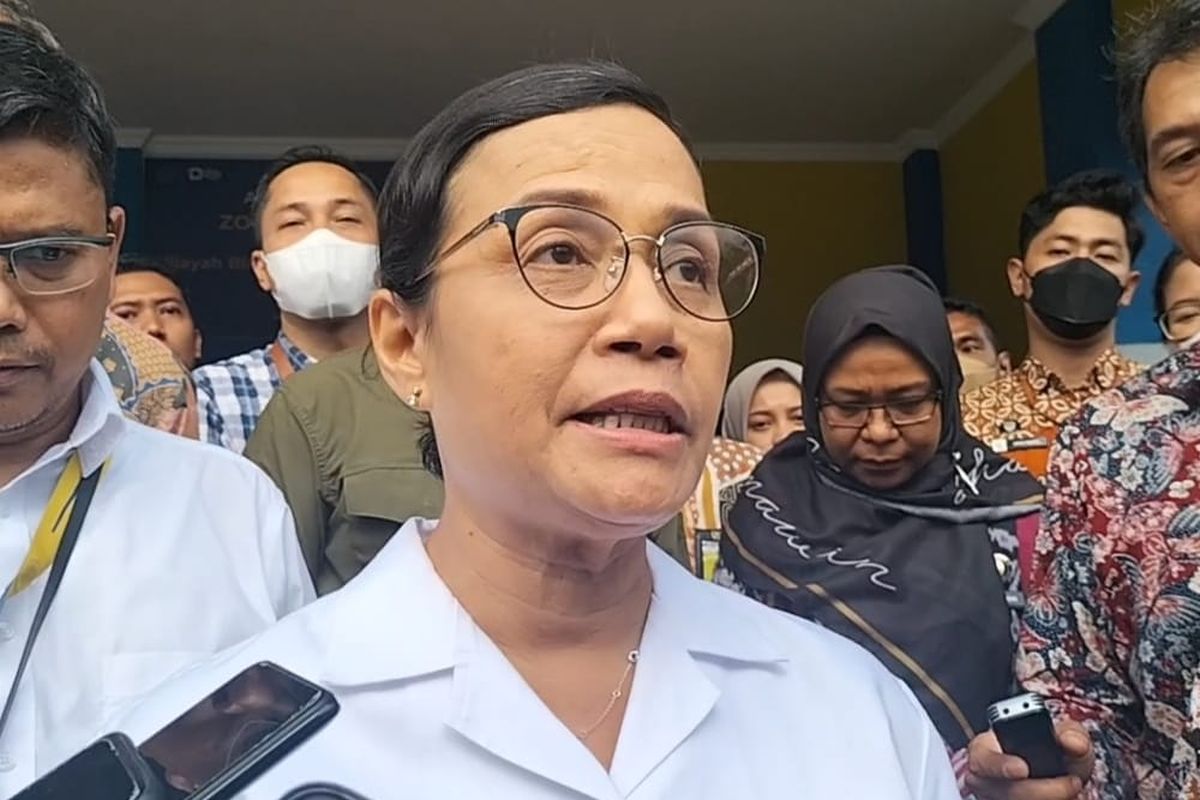 Menteri Keuangan Sri Mulyani setelah mendampingi Presiden Jokowi melakukan peninjauan di KPP Pratama Solo, Kamis (9/3/2023). Momen Sri Mulyani Bingung Biaya Perbaikan Pagar Puskesmas Masuk ke Anggaran Stunting.