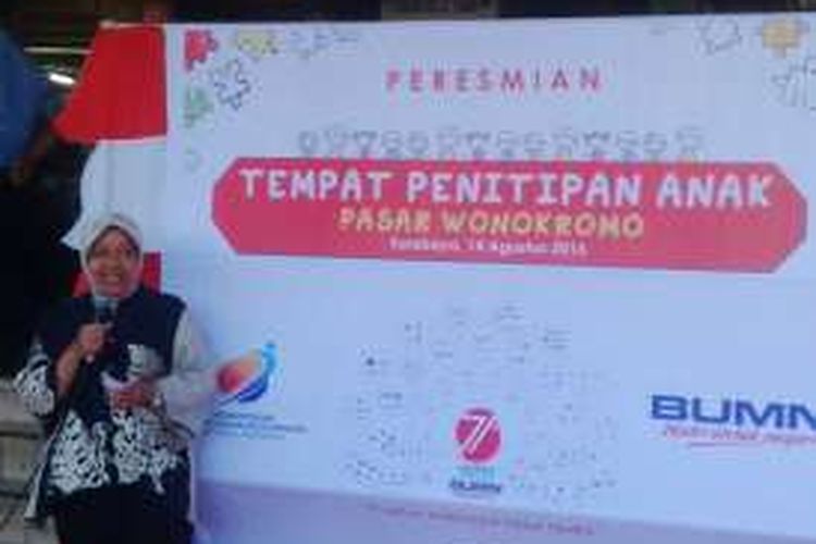 Wali Kota Tri Rismaharini meresmikan tempat penitipan anak di Pasar Tradisional Wonokromo Surabaya, Jawa Timur, Minggu (14/8/2016).(14/8/2016).KOMPAS.com/Achmad@Faizal