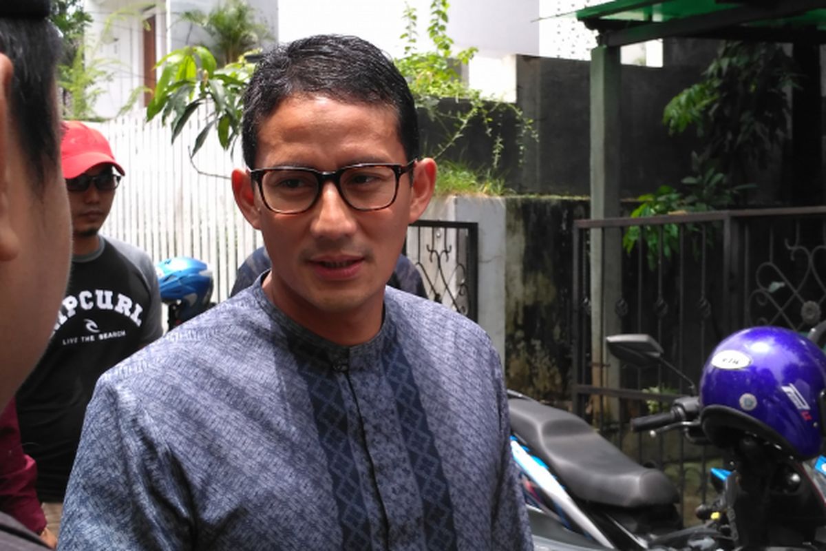 Calon wakil gubernur DKI Jakarta Sandiaga Uno saat menghadiri pelatihan OK-OCE tentang make up dan kecantikan di Mampang, Jakarta Selatan, Rabu (22/3/2017).