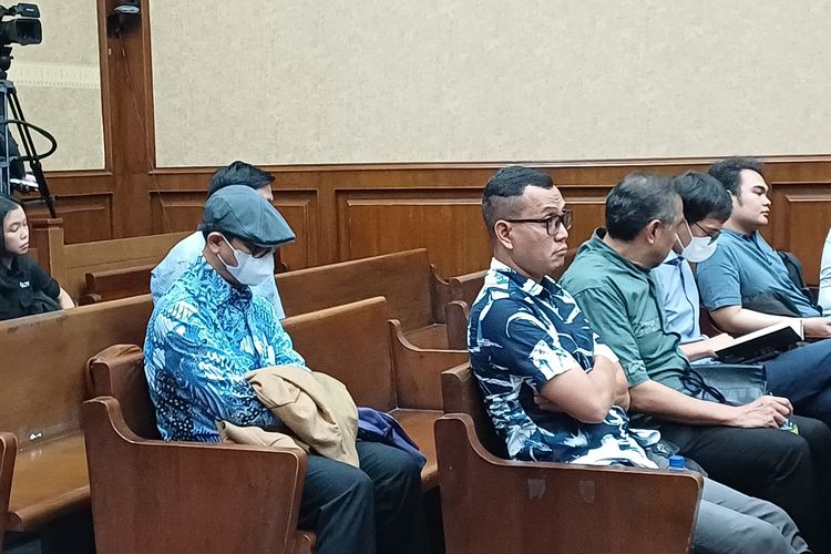 Hakim Agung Gazalba Saleh (mengenakan topi) duduk di bangku sidang saat menunggu sidang dugaan gratiifkasi dan pencucian uang yang menjeratnya di Pengadilan Tipikor Jakarta Pusat dibuka, Senin (6/5/2024).