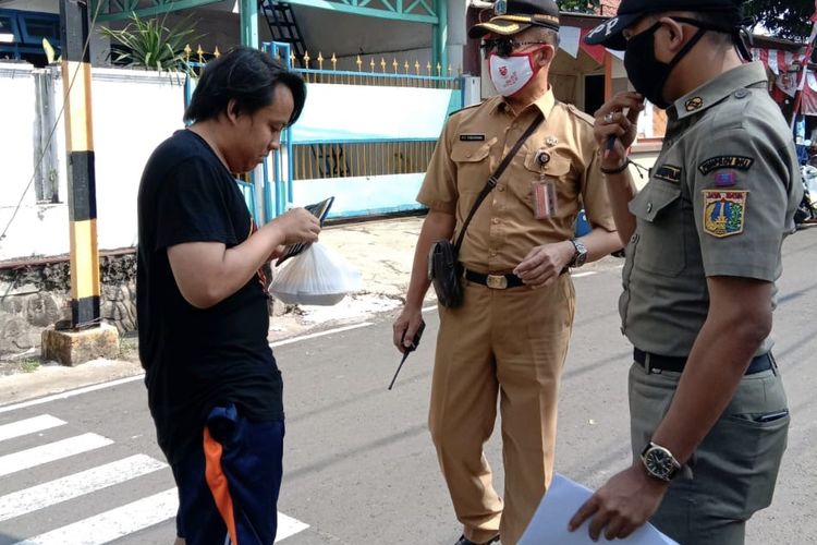 Warga yang tak menggunakan masker terjaring razia masker di Jalan Keuangan Raya, Cilandak Barat, Jakarta, Minggu (16/8/2020).