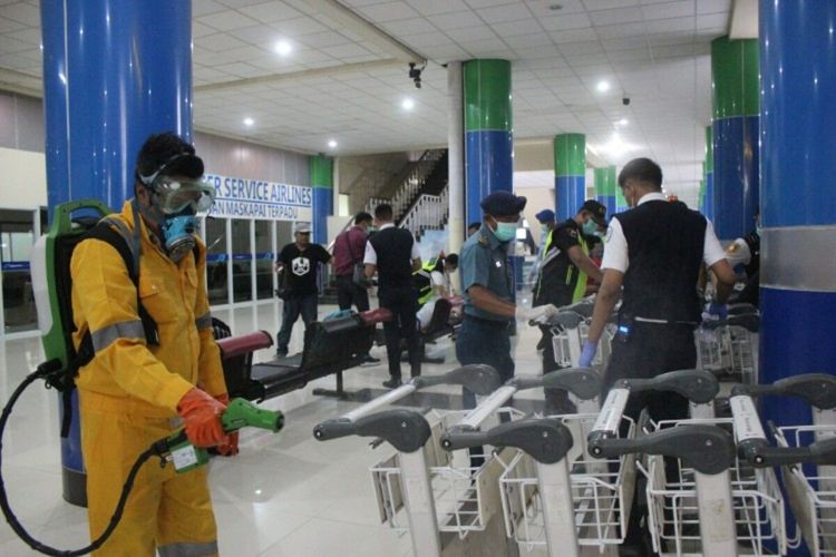 Bandara Sam Ratulangi Manado melakukan pembersihan fasilitas dan disemprotkan desinfektan