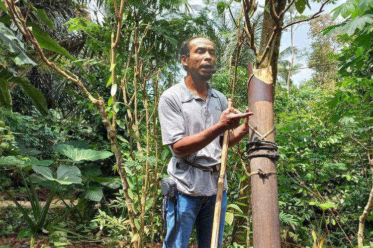 Pembuat gula jawa Desa Gunung Wangi, Kecamatan Kaligesing, Purworejo, Jawa Tengah pada Minggu (25/9/2022). Desa Gunung Wangi dikenal sebagai sentra produksi gula aren rumahan di Kabupaten Purworejo. Sebagian besar penduduknya memproduksi gula aren sebagai mata pencaharian. 