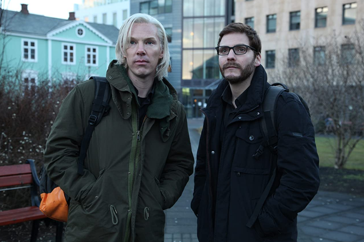 Daniel Brühl dan Benedict Cumberbatch dalam film thriller The Fifth Estate (2013).