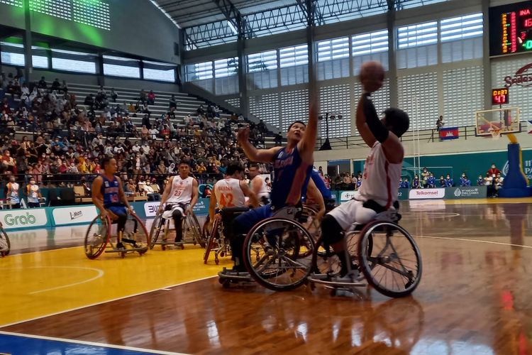 Laga Indonesia vs Filipina pada cabang olahraga basket kursi roda 5x5 ASEAN Para Games 2022 yang digelar di GOR Sritex Arena, Rabu (3/8/2022) sore WIB. Indonesia harus menyerah 30-61 dari Filipina. Namun, I Komang Suparta dkk masih berpeluang mendapatkan medali perunggu.