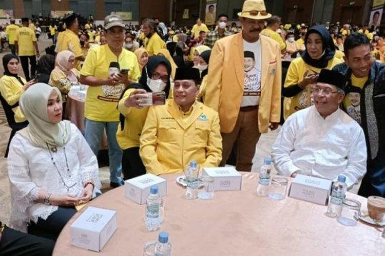 Ilham Arief Sirajuddin alias IAS duduk semeja dengan Wakil Ketua Umum DPP Golkar HAM Nurdin Halid, Ketua DPRD Sulsel Andi Ina Kartika Sari, dan Wakil Bupati Bone Ambo Dalle, Minggu (29/5/2022) siang 

