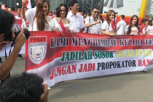 Aksi Lima Wanita Berpakaian Ketat Minta Jokowi Bubarkan Tim 9