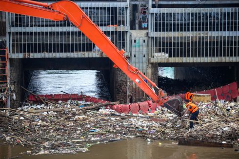 DKI Siagakan 8.945 Petugas untuk Tangani Sampah Musim Hujan