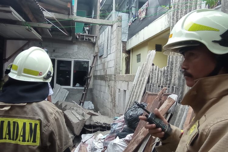 Petugas Suku Dinas Penanggulangan Kebakaran dan Penyelamatan (Gulkarmat) mengevakuasi puing bangunan tangga yang ambruk di kawasan Balekambang, Kramat Jati, Jakarta Timur, Rabu (5/10/2022).