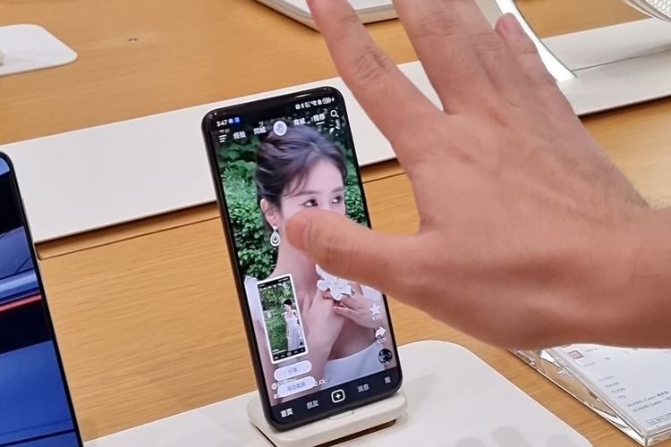 Huawei Mate 60 Pro Plus memiliki sensor gerakan yang terdapat di bagian depan. Dengan sensor ini, pengguna bisa scrolling media sosial tanpa perlu menyentuh layar. Caranya, pengguna cukup menghadapkan tangan ke kamera depan. Kemudian, akan muncul ikon berupa tangan. Setelah itu, pengguna cukup menggerakkan tangan ke atas atau bawah.
