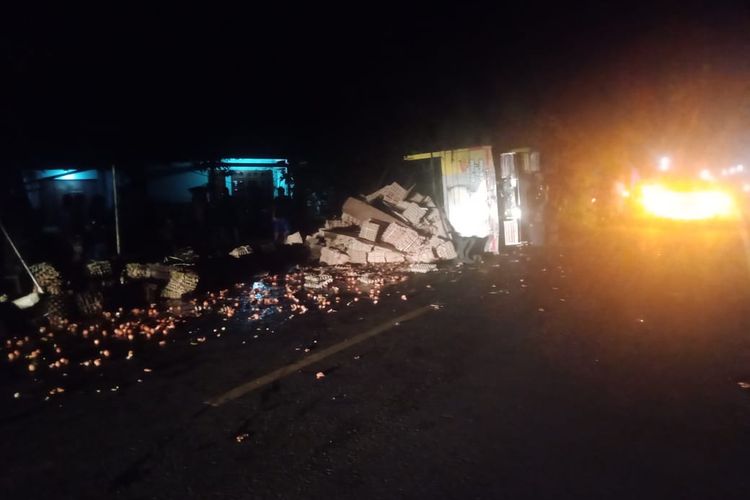 TERGULING-- Sebuah truk bermuatan lima ton telur terguling hingga tumpah bercecerannya isinya di ruas  jalan jurusan Ponorogo-Trenggalek di Desa Josari, Kecamatan Jetis Kabupaten Ponorogo, Jawa Timur, Rabu (5/4/2023).