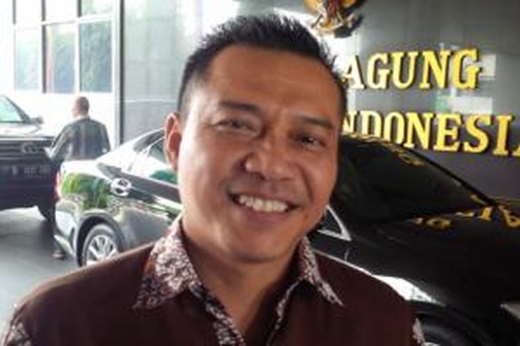 Artis musik dan anggota DPR RI dari Fraksi Partai Amanat Nasional, Anang Hermansyah, diabadikan di Gedung Kejaksaan Agung RI, Kebayoran Baru, Jakarta Selatan, Rabu (17/6/2015).