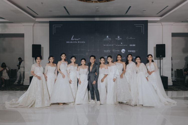 Cerita kehidupan dirajut oleh desainer Bramanta Wijaya melalui koleksi terbarunya, yang ditampilkan melalui fashion show bertajuk Cerita Tentang Kita: Dulu, Kini, & Nanti.