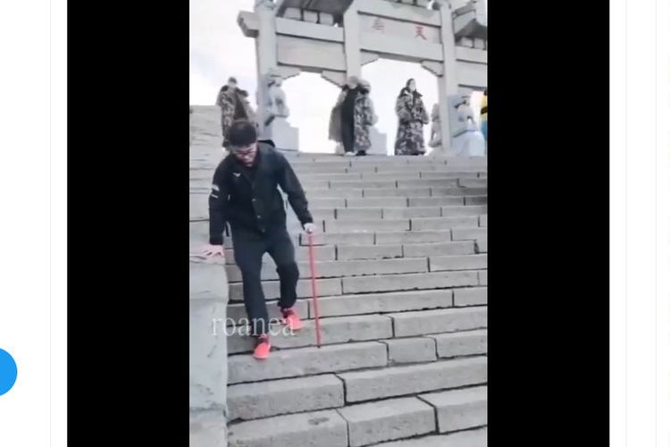 Tangkapan layar unggahan video menampilkan ribuan anak tangga di Taishan, China hingga membuat kaki pengunjung gemetar.