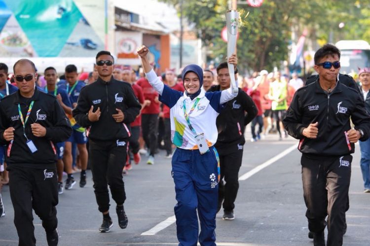 Ari Noviyanti (39) sempat mencuri perhatian saat torch relay (pawai obor) Asian Games 2018 di Kabupaten Banyuwangi beberapa waktu lalu