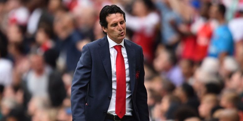 Ekspresi kekecewaan pelatih Arsenal, Unai Emery, setelah kalah dari Manchester City dalam partai Liga Inggris di Emirates Stadium, Minggu (12/8/2018)
