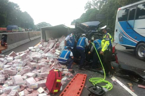 Pikap Tubruk Truk Fuso di Tol Cipularang, Satu Orang Tewas