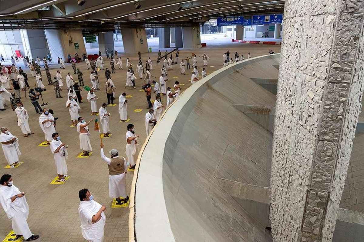 Umat Muslim melakukan lempar jumrah dengan penerapan protokol kesehatan di Jembatan Jamarat, dalam rangkaian ibadah haji di Mina, Arab Saudi, Jumat (31/7/2020). Pelaksanaan haji yang istimewa tahun ini di tengah pandemi Covid-19 hanya diikuti sekitar 1.000 jemaah, dengan protokol kesehatan yang ketat.