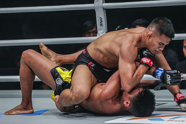 Pegulat ONE Championship asal Indonesia, Eko Roni Saputra (atas).