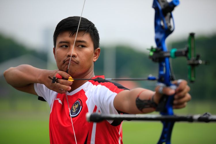 Atlet panahan asal Indonesia Riau Ega Agatha saat beraksi di Olimpiade Tokyo 2020.