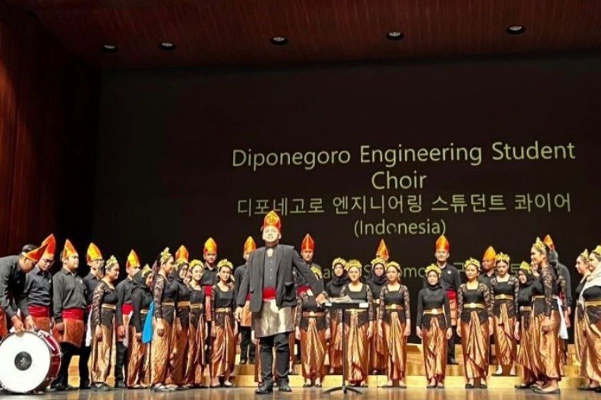 Paduan Suara Mahasiswa Teknik Universitas Diponegoro (PSMT Undip) yang berhasil mengharumkan nama Indonesia di kancah internasional.