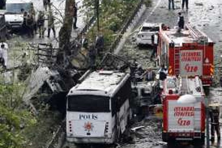 Serangan bom menyasar bus polisi di Istanbul, Turki, Selasa (7/6/2016), menyebabkan sedikitnya 11 orang tewas. 