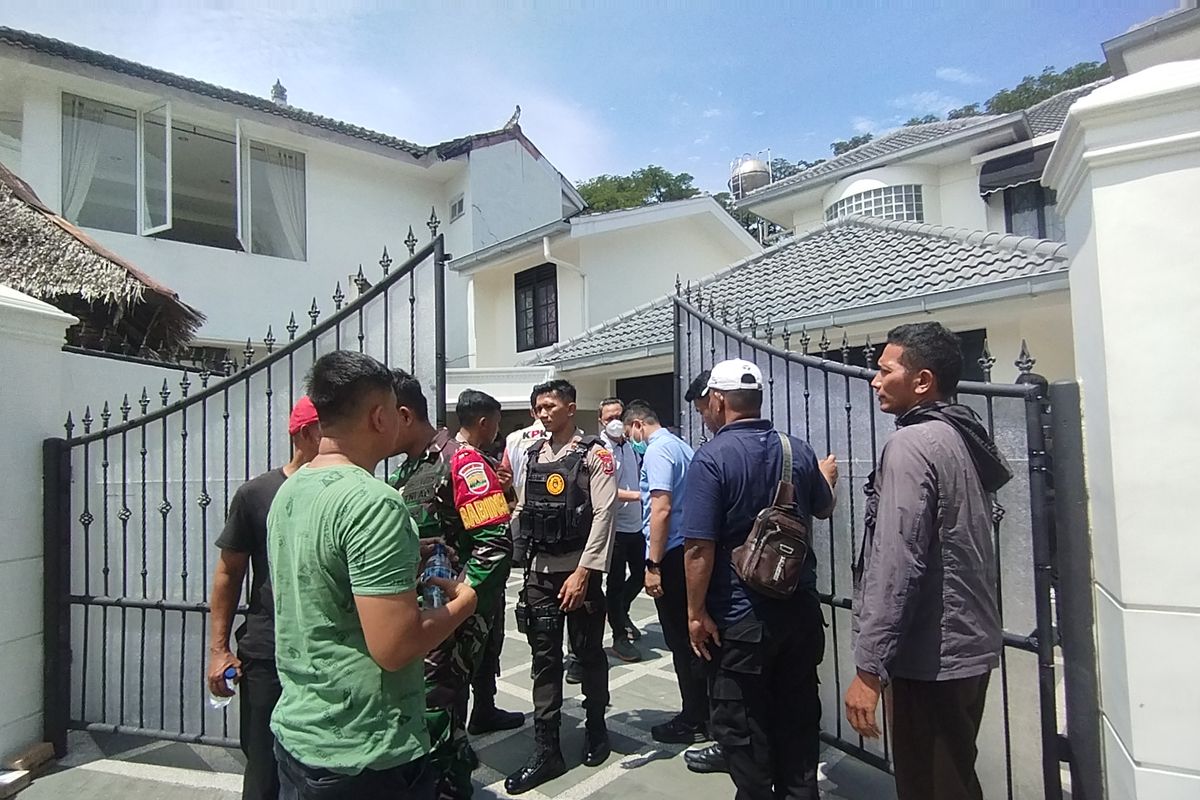 Penyidik KPK saat akan masuk ke rumah pribadi Kadis PUPR Sumut nonaktif, Topan Ginting, setelah gembok pagar dibuka pakai obeng, Rabu (2/7/2025).