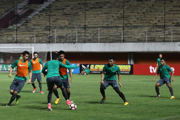 Timnas Indonesia saat berlatih di Stadion Maguwoharjo, Sleman, Minggu (11/6/2017).